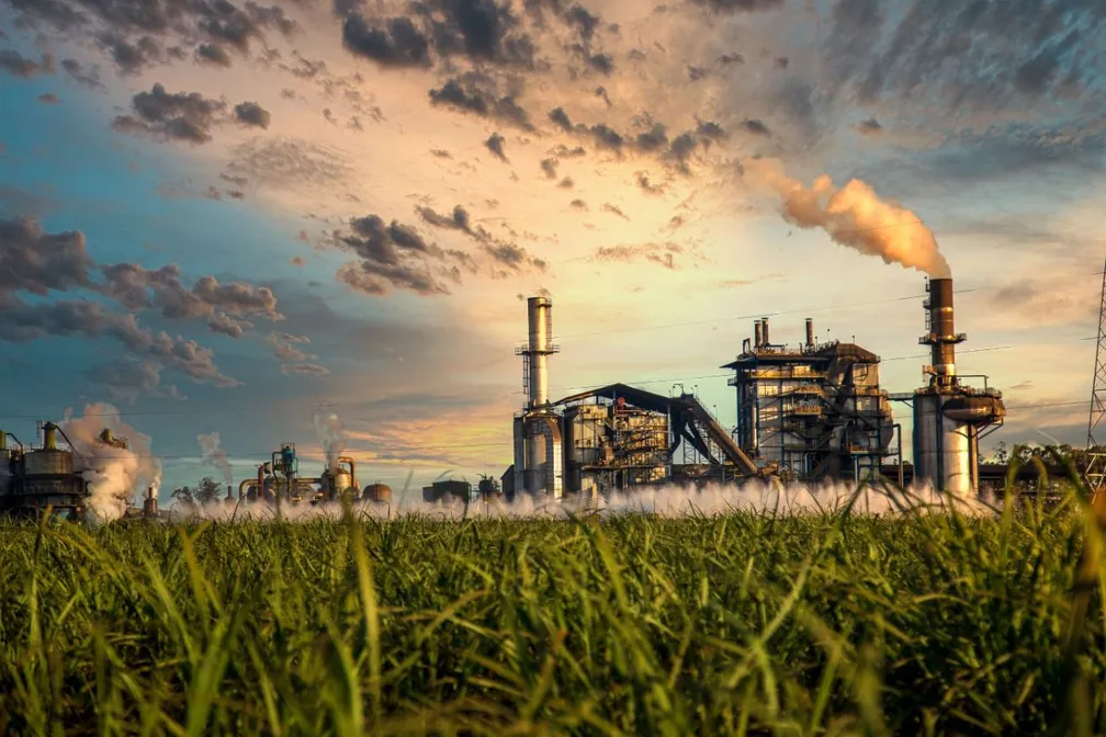 Usina sucroenergética em operação noturna no Brasil